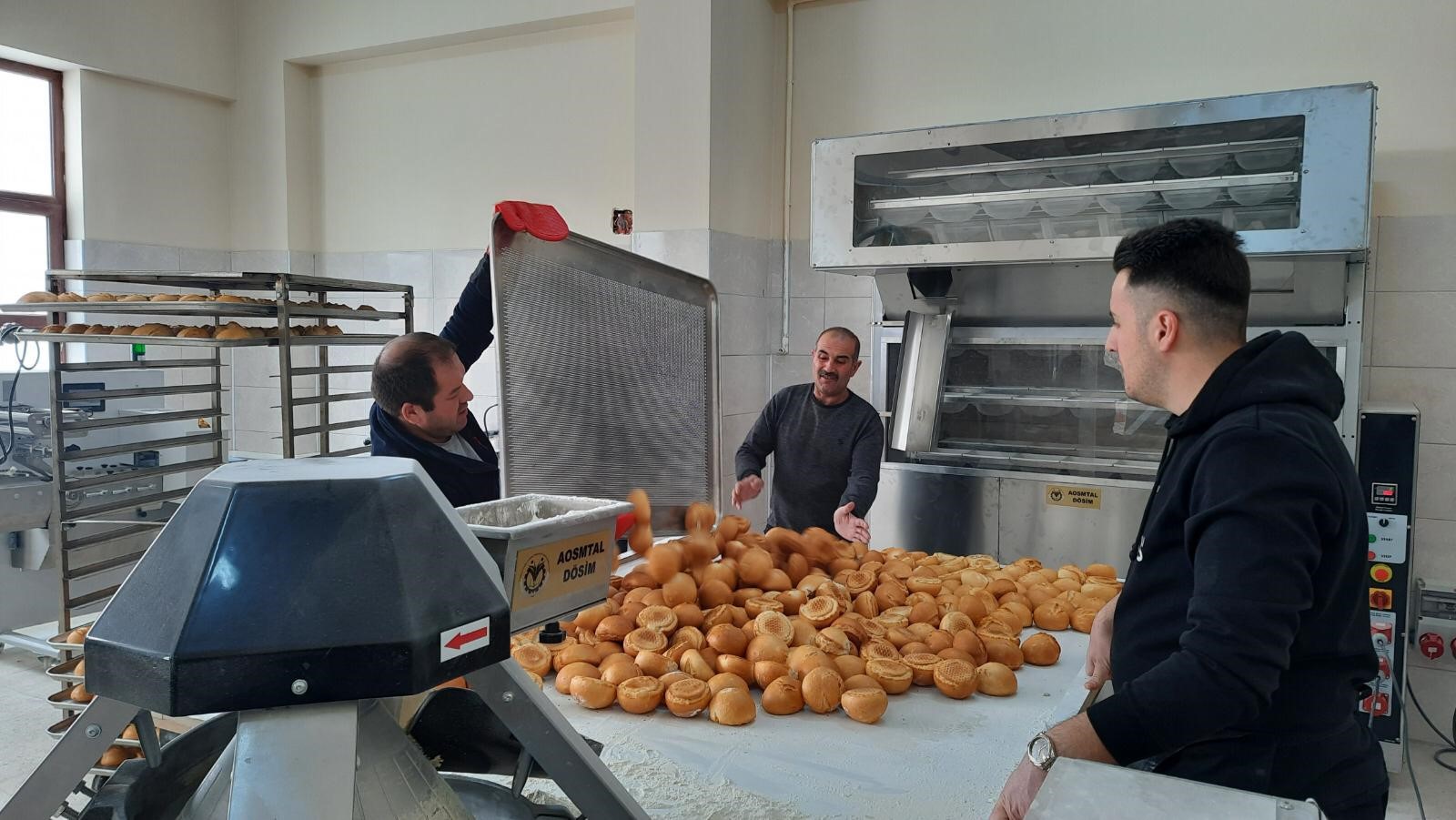 Bayburt'ta  depremzedeler için ekmek üretimi devam ediyor 