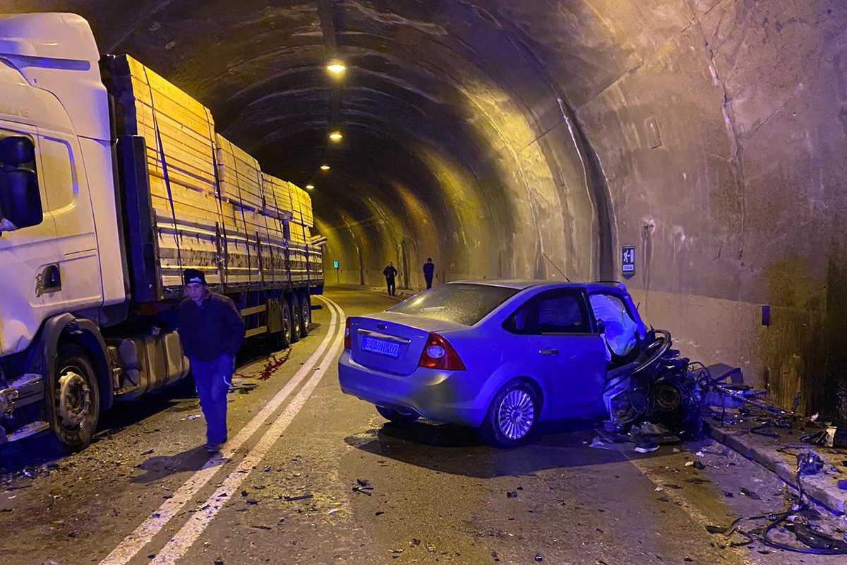 Gümüşhane’nin Kürtün ilçesinde tünel içinde otomobil ile bir tır çarpıştığı kazada 2 kişi yaralandı.