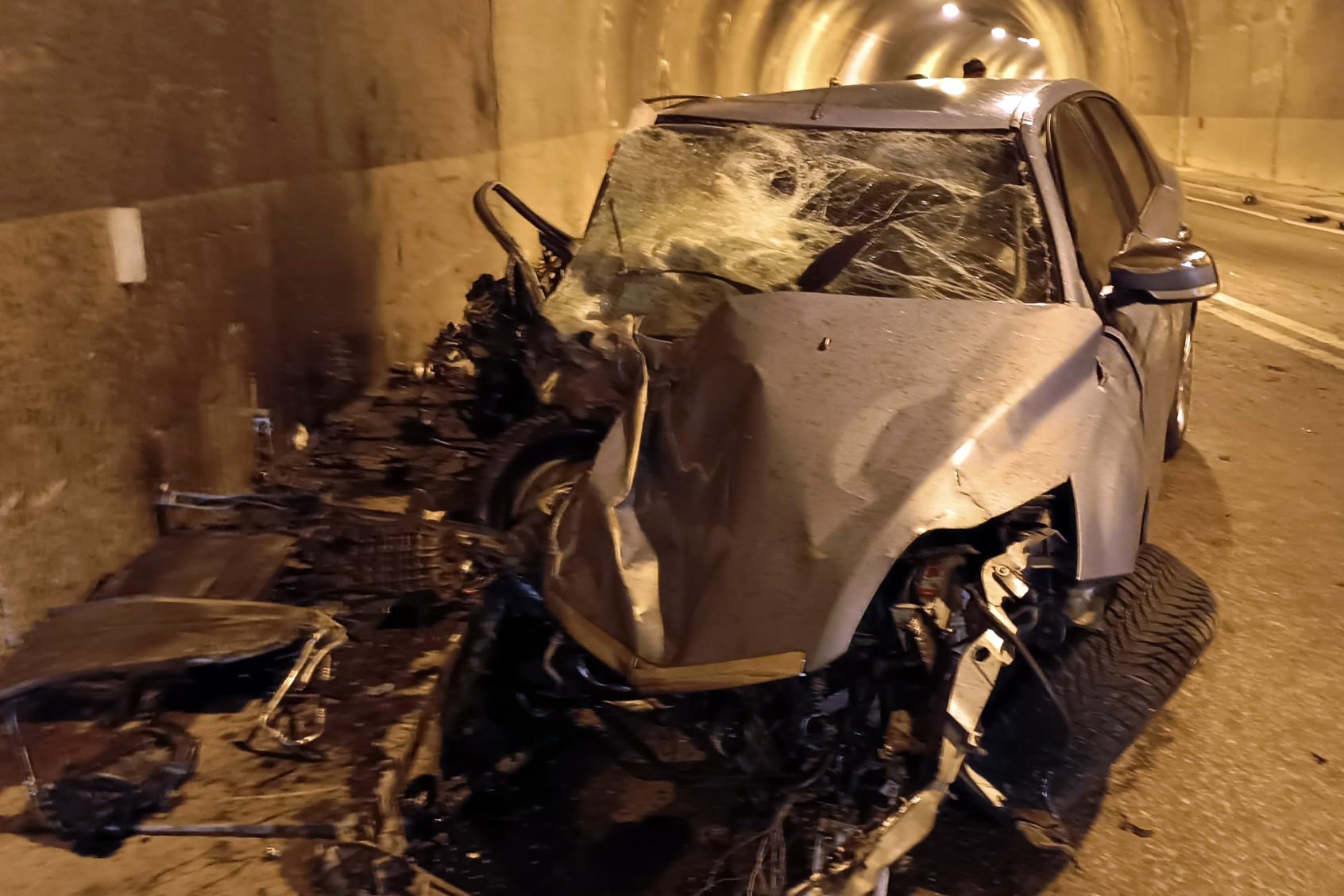 Gümüşhane’nin Kürtün ilçesinde tünel içinde otomobil ile bir tır çarpıştığı kazada 2 kişi yaralandı.