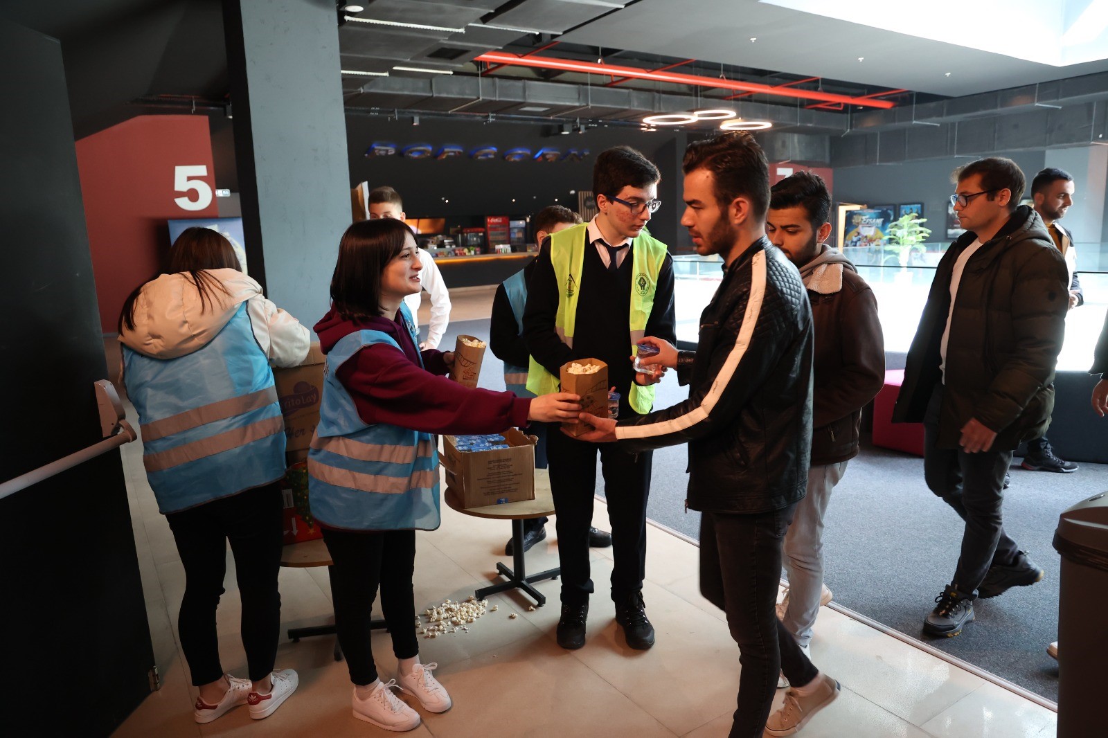 Rize'de depremzedeler için sinema etkinliği düzenlendi 