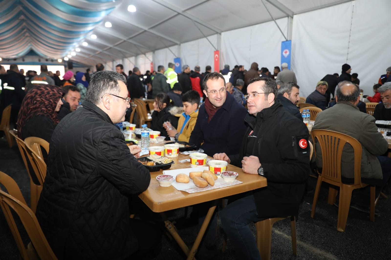 Trabzon'un Belediye Başkanları ilk iftarda depremzedeleri yalnız bırakmadı 