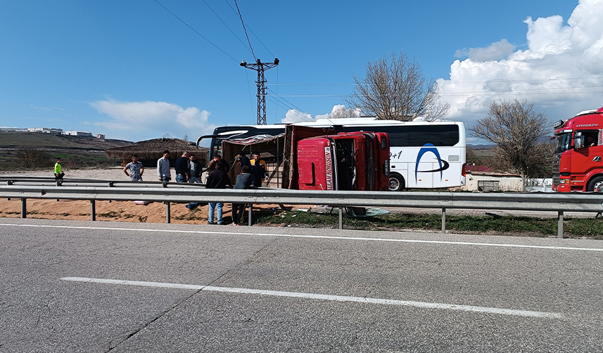 Samsun'da buğday yüklü kamyon devrildi! 2 yaralı