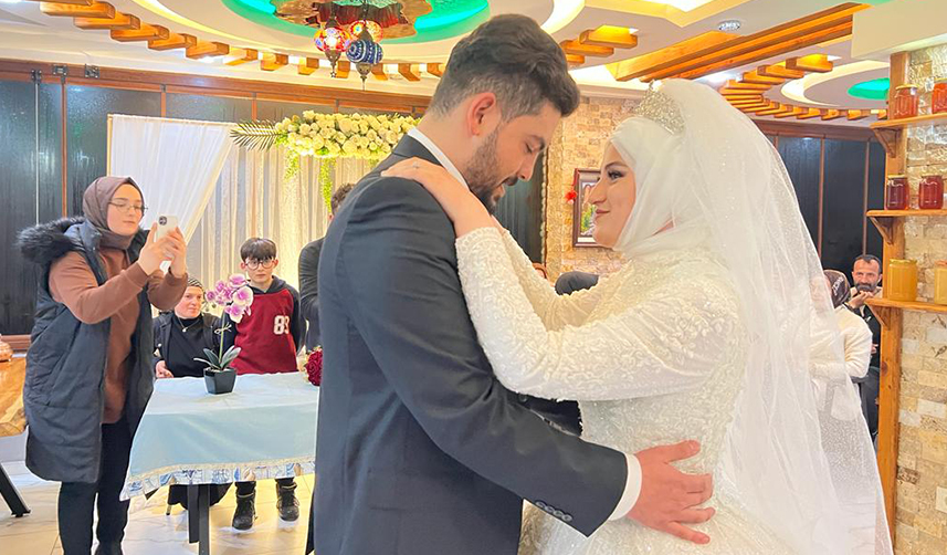 Depremzede çift Rize'de kaldıkları otelde düğün yaptı