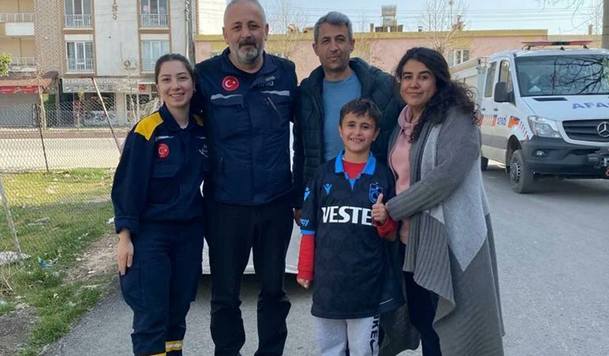 Depremzede çocuğa Trabzonspor'un yıldızı Bakasetas'tan forma!