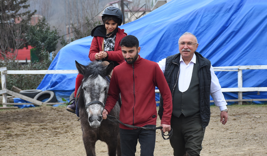 Giresun'da-depremzede-çocuklara-atlarla-terapi