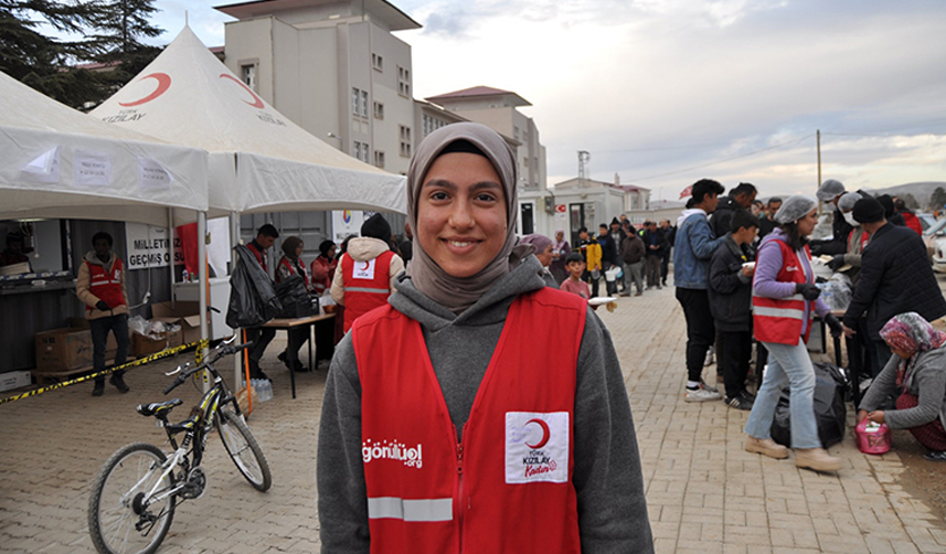 Deprem bölgesine Trabzon'dan gönüllü gitti! Depremzedelere yardım ediyor