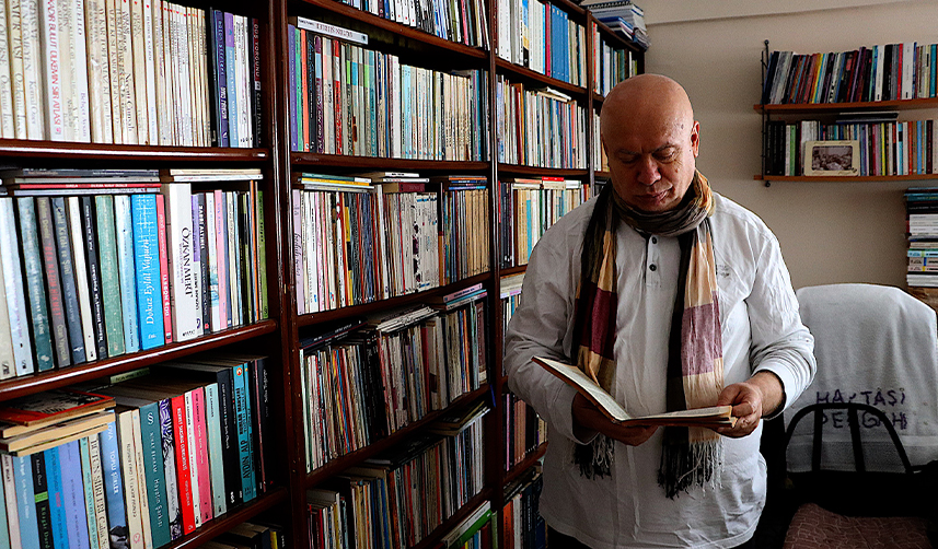 Bayburt'ta akademisyen evindeki binlerce kitapla iç içe yaşıyor