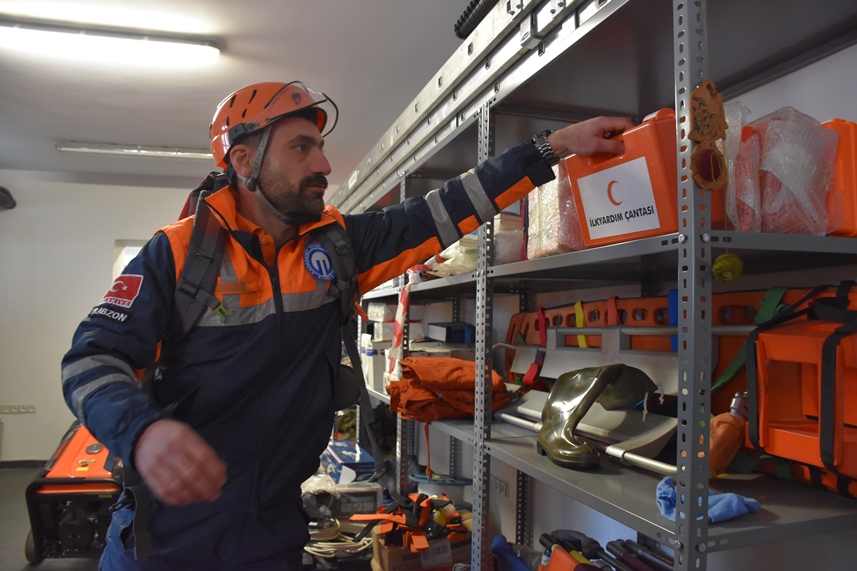 KTÜ Arama kurtarma ekipleri depremzedelerle gönül bağı kurdu