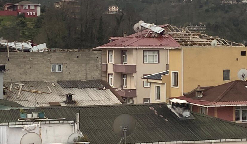 Rize'de kuvvetli rüzgar ev ve iş yerlerine zarar verdi