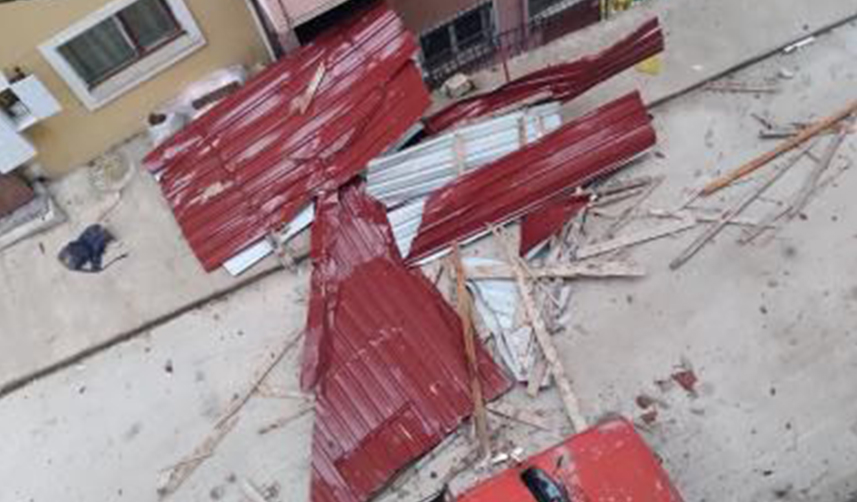 Rize'de kuvvetli rüzgar ev ve iş yerlerine zarar verdi