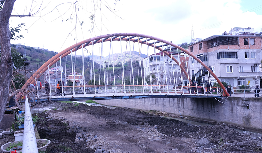 Samsun'da 22 metrelik 34 ton ağırlığındaki köprü karadan taşındı