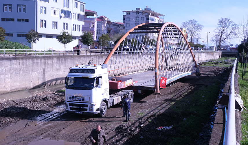 Samsun'da 22 metrelik 34 ton ağırlığındaki köprü karadan taşındı