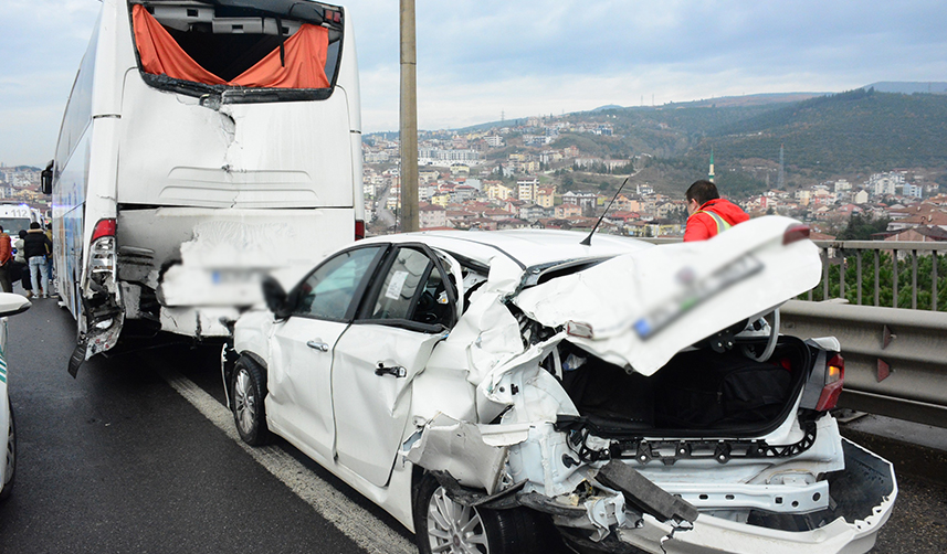 TEM Otoyolu'nda 23 araç kazaya karıştı: 11 yaralı