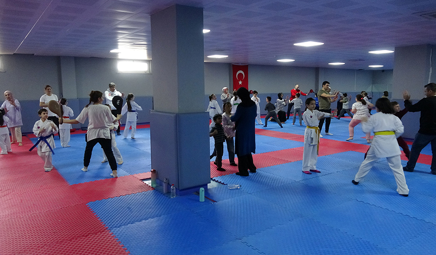 Trabzon'da çocuklar, aileleriyle birlikte 'karate' yapıyor