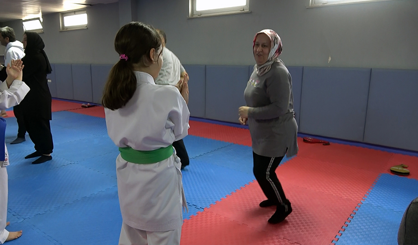Trabzon'da çocuklar, aileleriyle birlikte 'karate' yapıyor