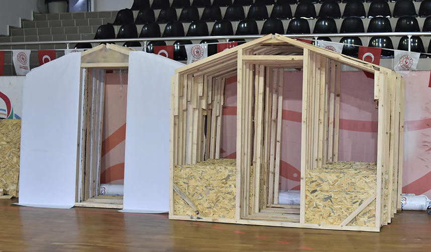 Trabzon'da depremzedeler için el ele! Spor salonunda çadır üretilmeye başlandı