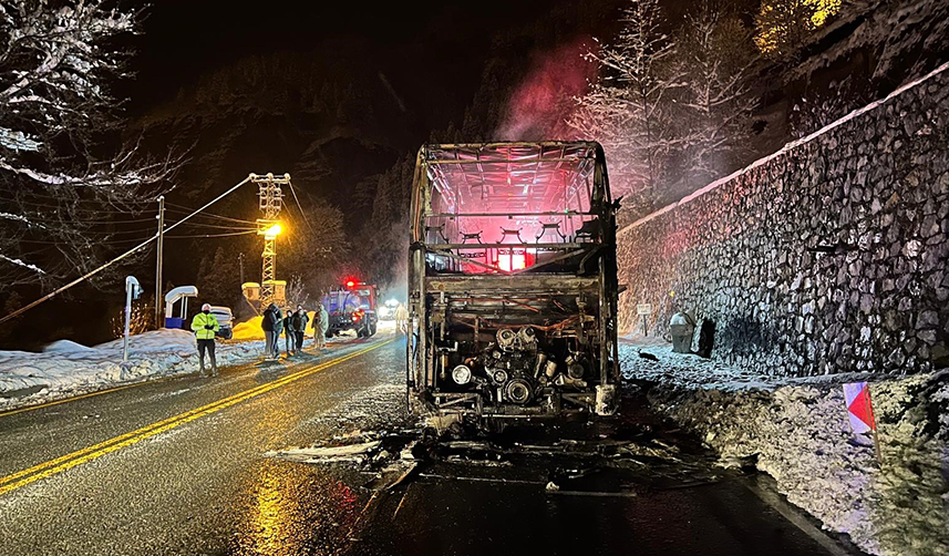 Trabzon'da korkunç yangın! Polisleri taşıyan otobüs alev aldı