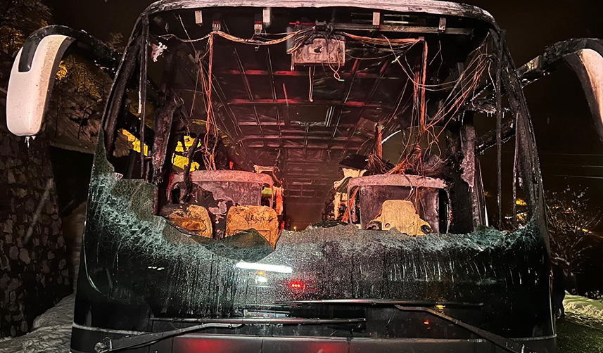 Trabzon'da korkunç yangın! Polisleri taşıyan otobüs alev aldı