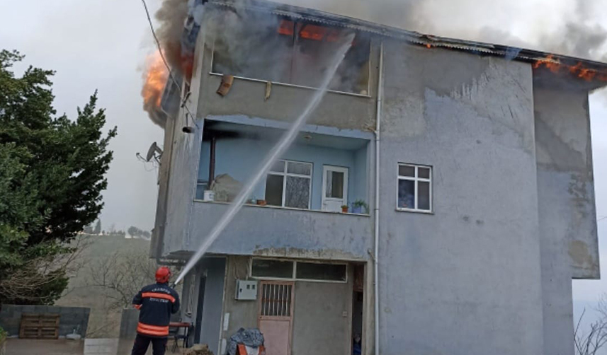 Trabzon'da korkutan yangın! Çatı katı alevlere teslim