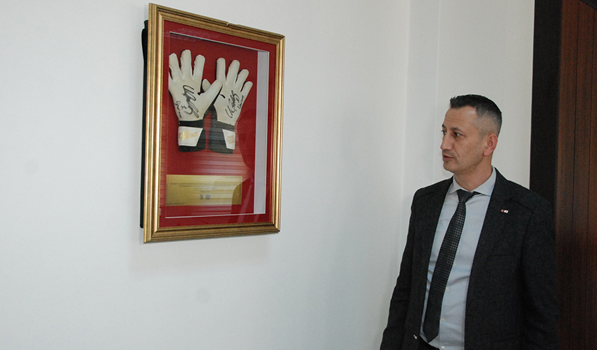 Trabzonspor kalecisi Uğurcan Çakır'ın eldivenleri Valilik binasında sergileniyor
