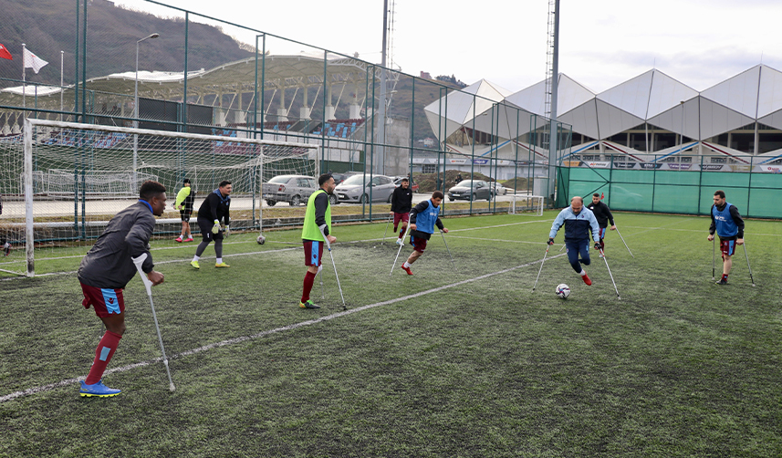 Trafik kazasında bacağını kaybetti! Trabzon'da futbol tutkusu onu hayata bağladı-1