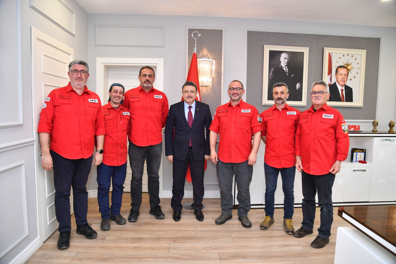 Deprem bölgesinden gelen Trabzon AKUT ekibine teşekkür ziyaretleri 