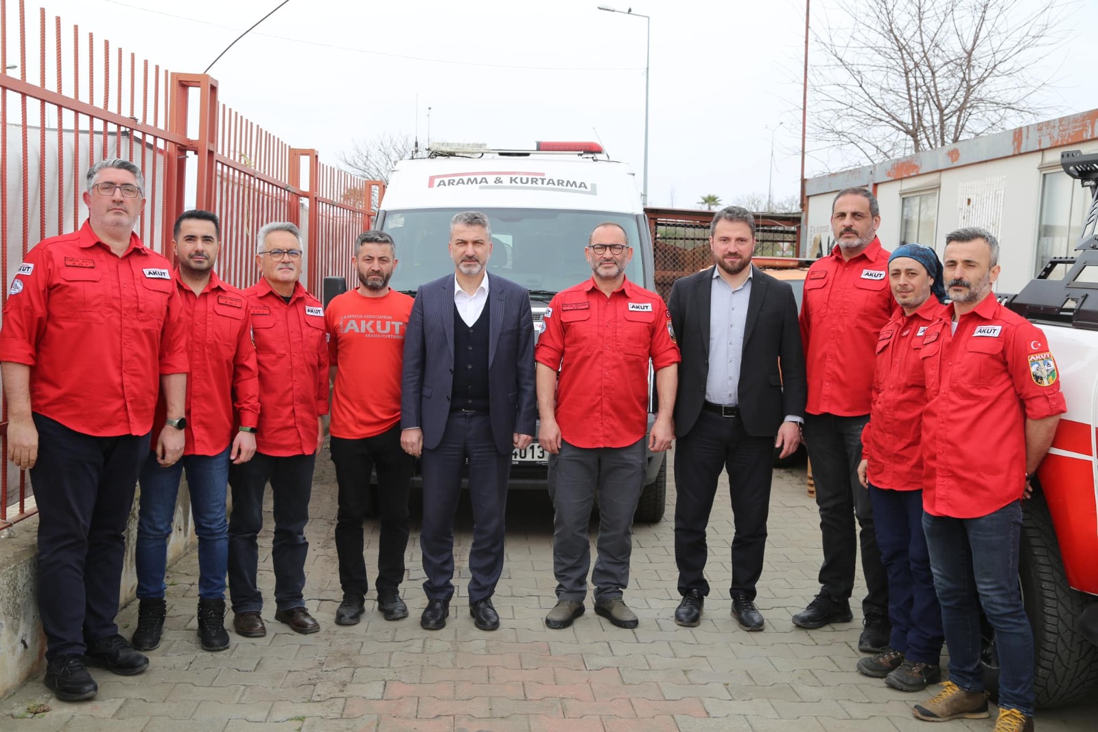 Deprem bölgesinden gelen Trabzon AKUT ekibine teşekkür ziyaretleri 