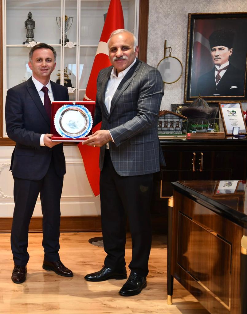 Trabzon Yomra Vakfı Başkanı Ayaz'dan Zorluoğlu'na teşekkür plaketi 