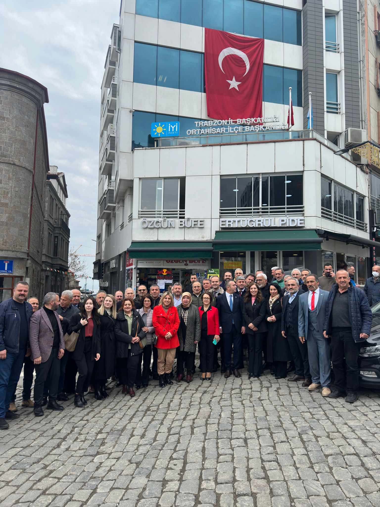  Yavuz Aydın İYİ Parti Trabzon teşkilatını ziyaret etti