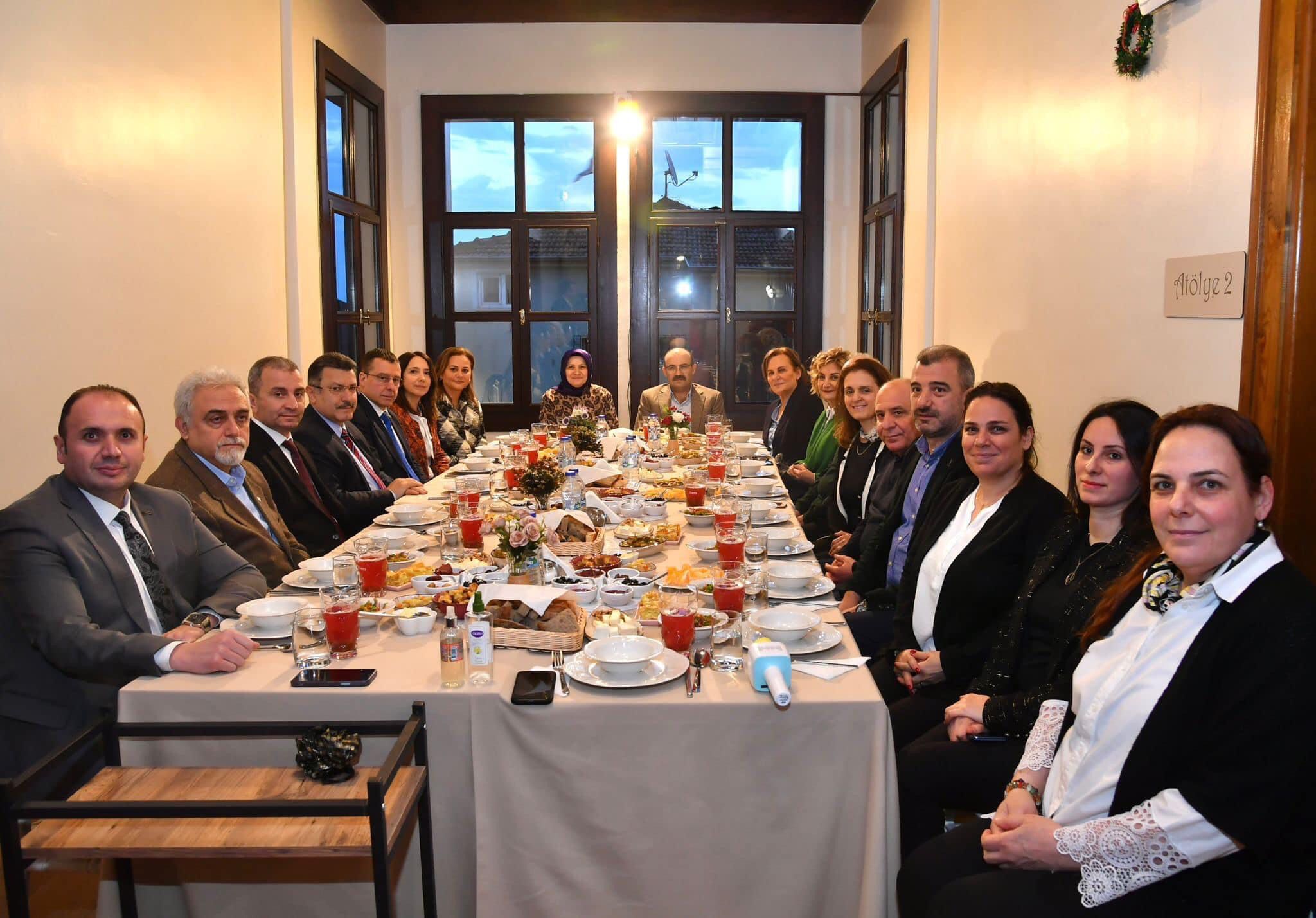 Trabzon'da Başkan Genç, Kadınla Başlar Derneği ile iftarda buluştu