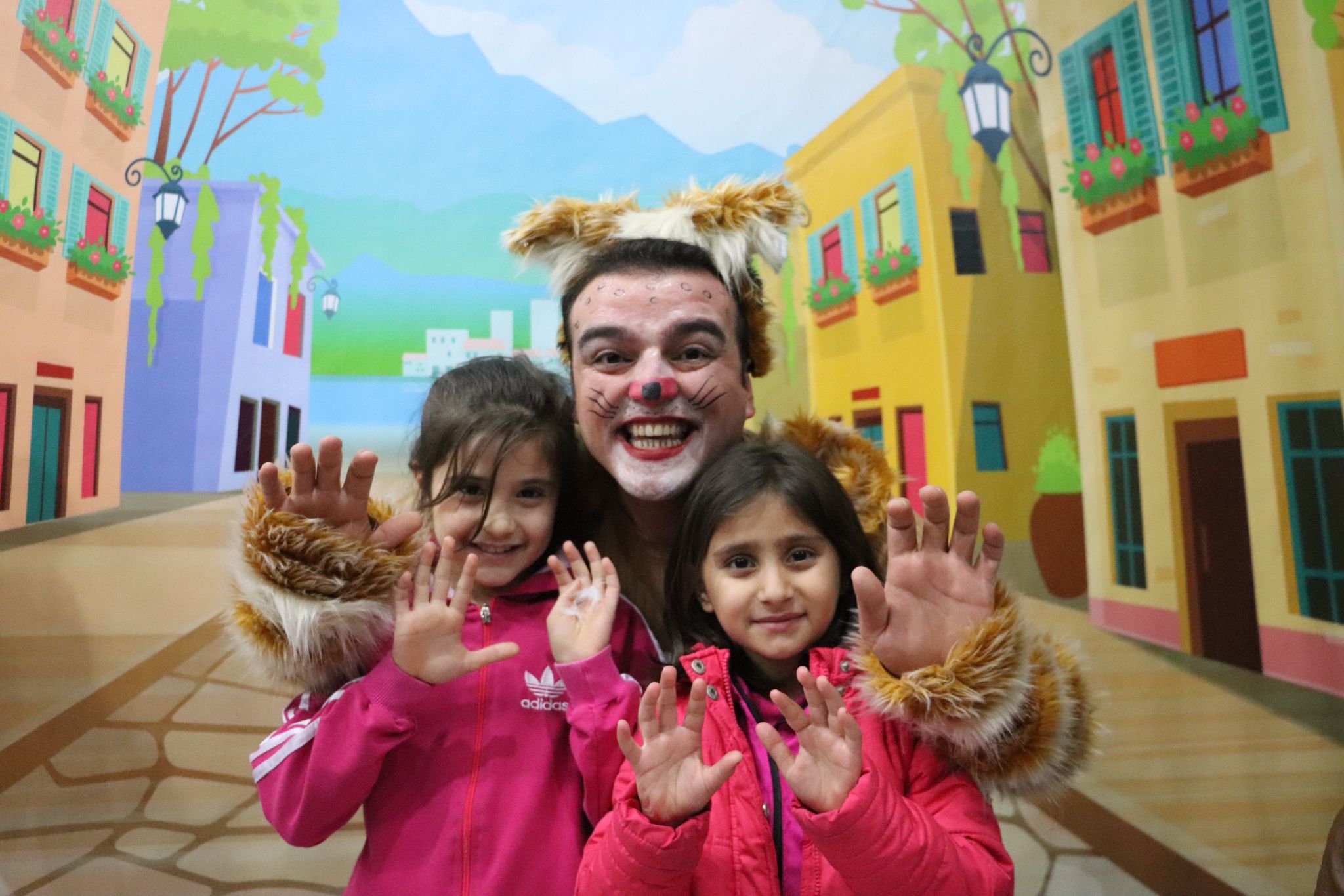 Trabzon'da depremzede çocuklara tiyatro gösterisi