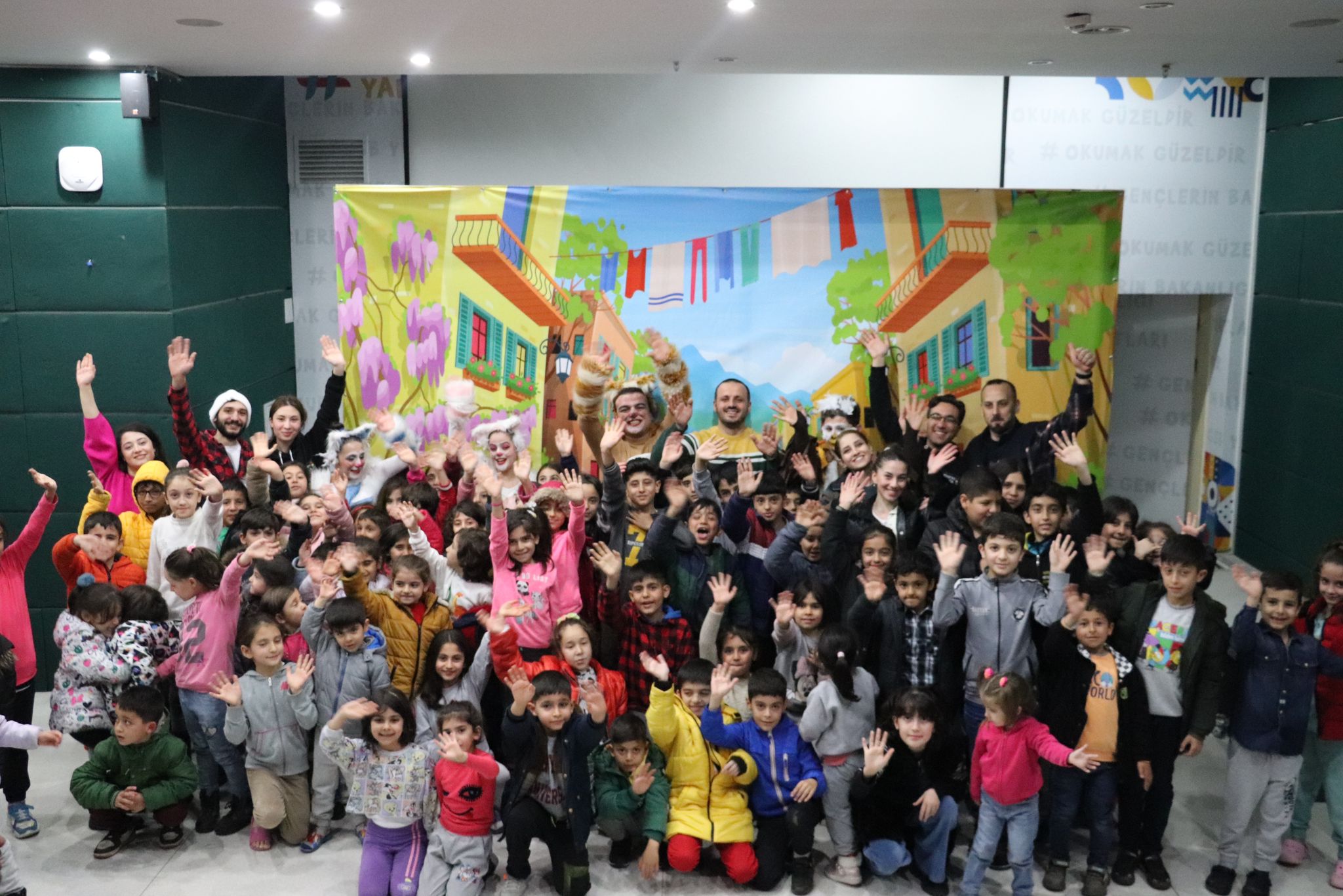 Trabzon'da depremzede çocuklara tiyatro gösterisi