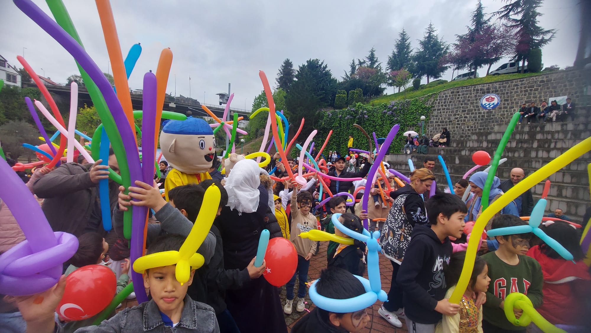Trabzon'da depremzede ve sığınmacı çocuklar için 23 Nisan kutlaması