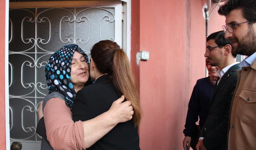 AK Parti Trabzon Milletvekili adayı Meryem Sürmen çalınmadık kapı bırakmadı