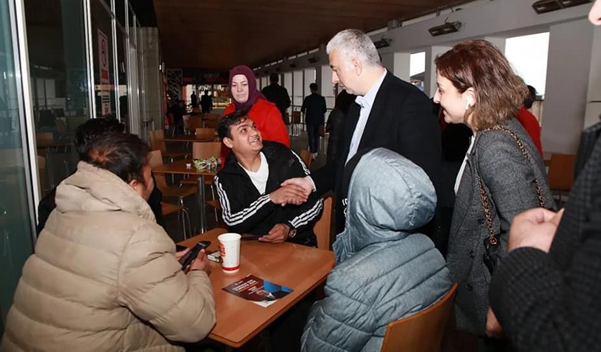 AK Parti Trabzon Milletvekili adayı Vehbi Koç'a gençlerden ilk oy desteği