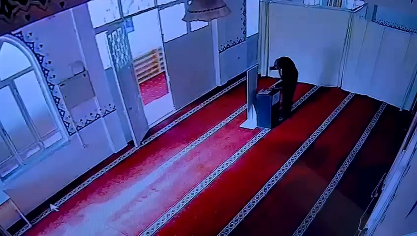 Samsun'da camide sadaka kutusundan hırsızlık 