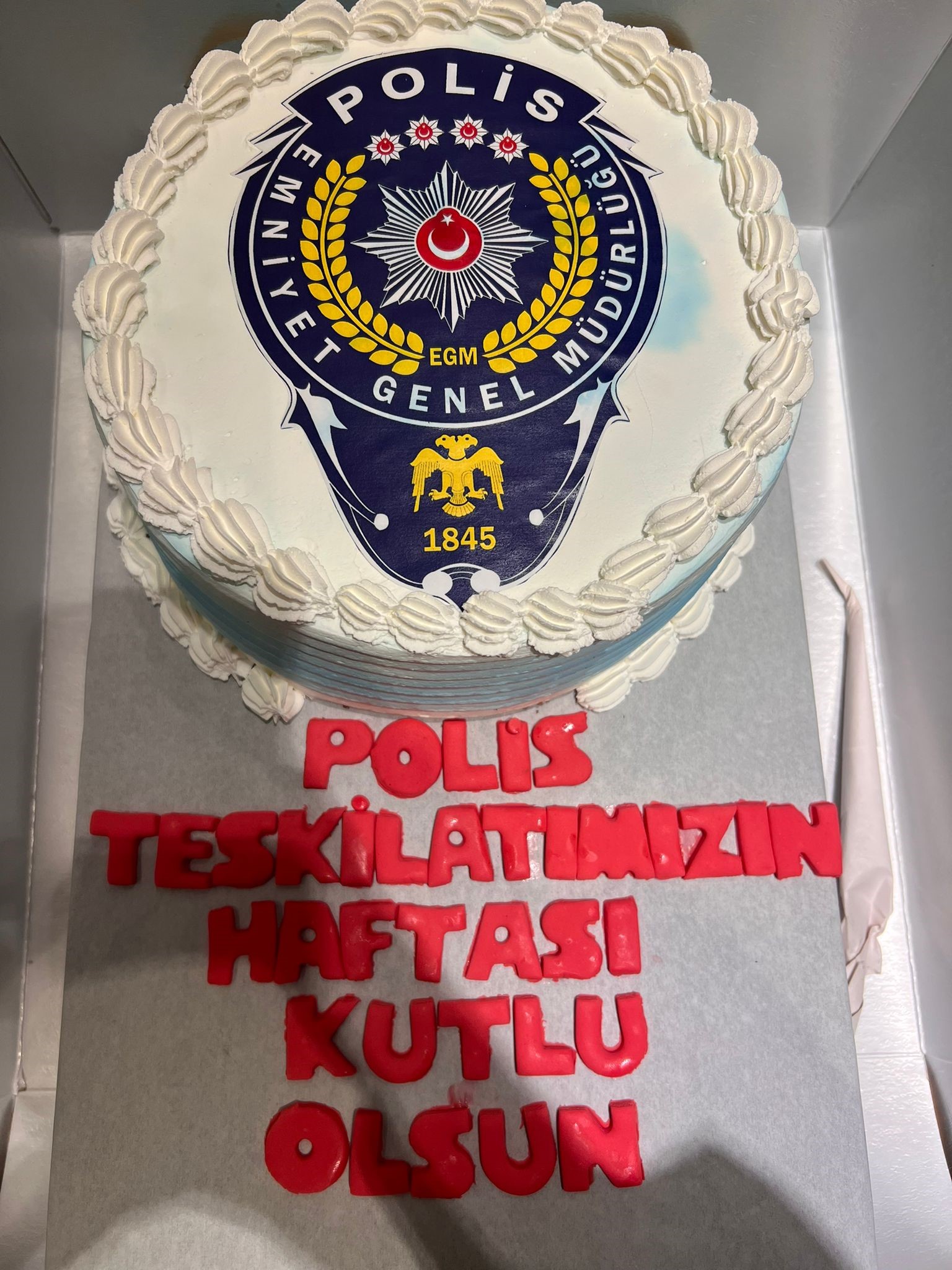 Rize'de uygulama yapan polislere pastalı sürpriz