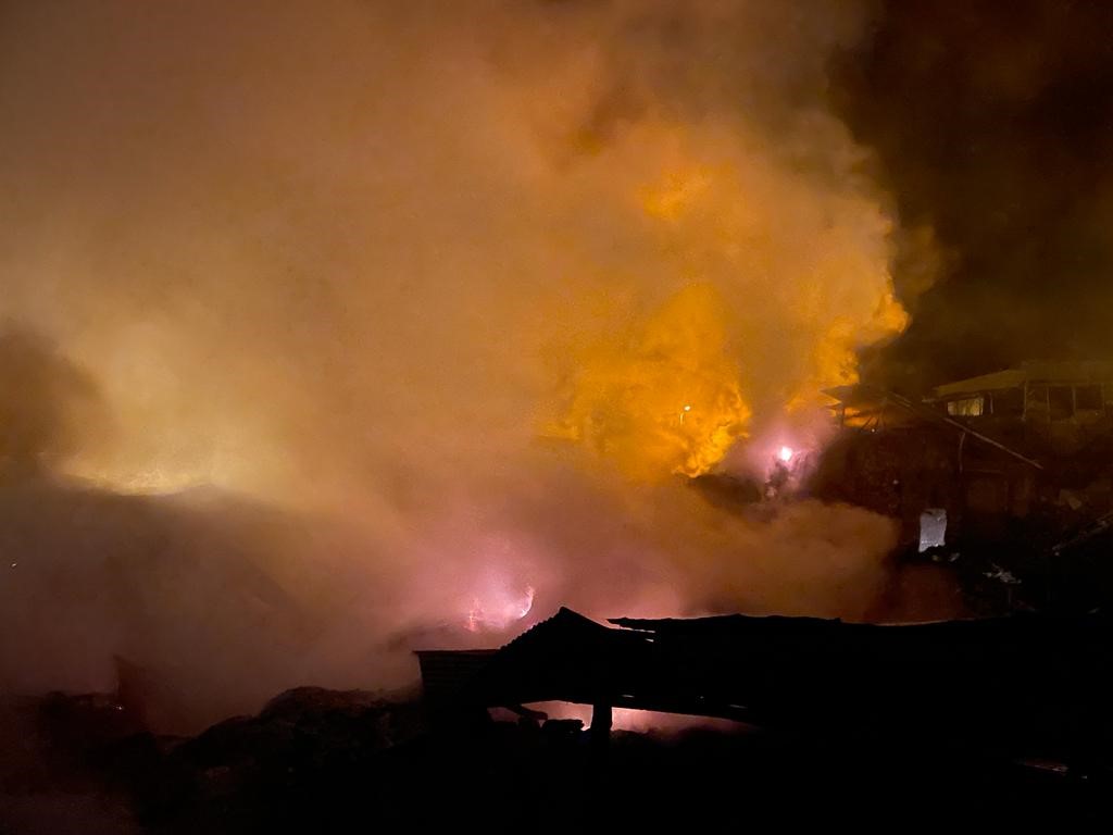 Bayburt'ta bir köyde yangın çıktı! Birçok ev ve ahır küle döndü!