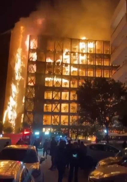 İzmir'de devasa yangın! Bina alevlere teslim