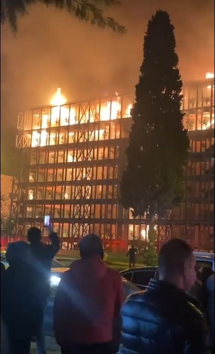 İzmir'de devasa yangın! Bina alevlere teslim