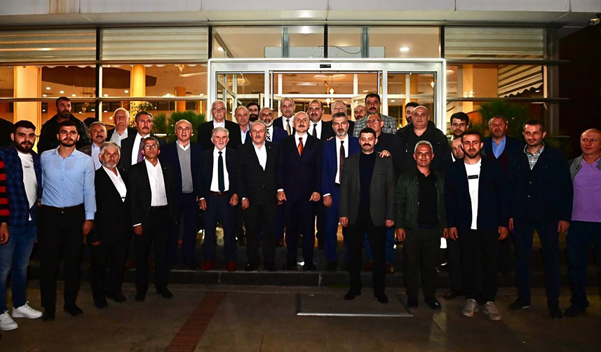 Bakan Karaismailoğlu Trabzon’da iftara yetişemeyen vatandaşlara yardım etti