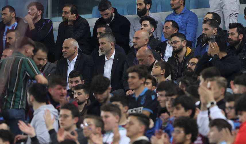 Bakan Karaismailoğlu Trabzonspor maçını kale arkasından izledi