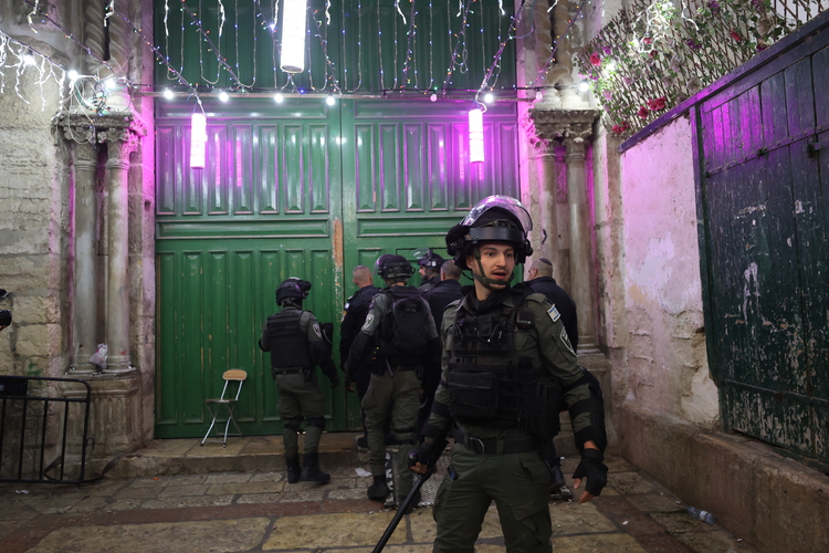 İsrail polisinden Mescid-i Aksa'ya baskın