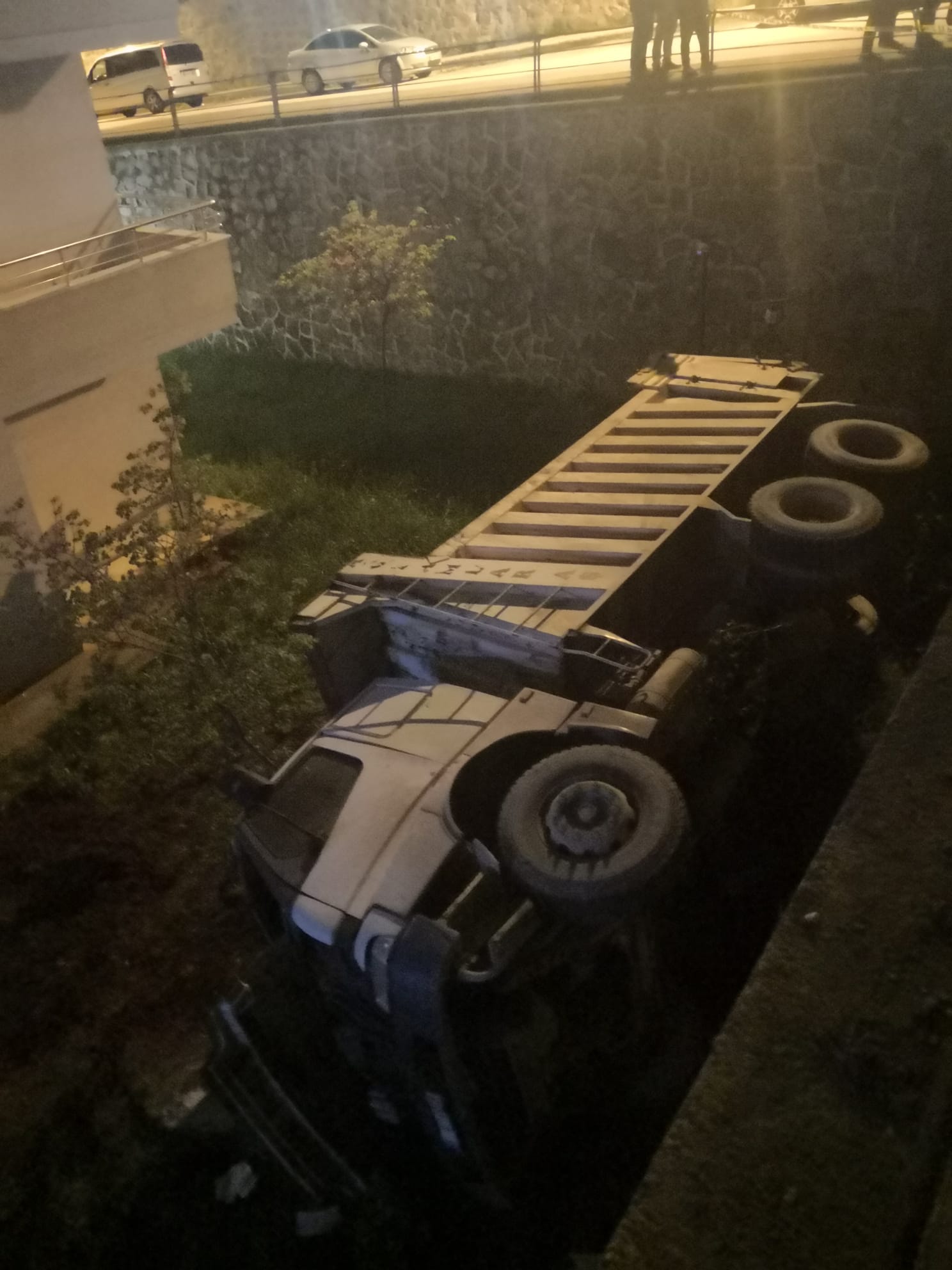 Trabzon'da faciadan dönüldü! Park halindeki kamyonet sitenin bahçesinde düştü