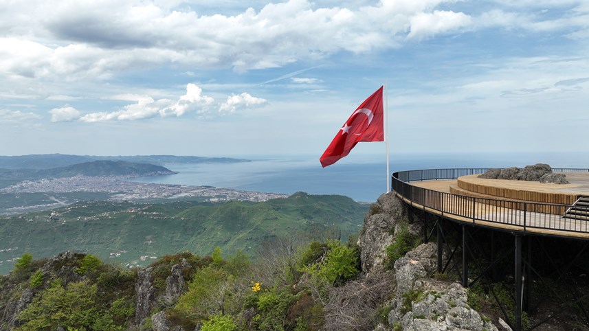 Türk bayrağı Yoroz’a yakıştı! Zirvesinden Ordu ve Giresun izlenebiliyor