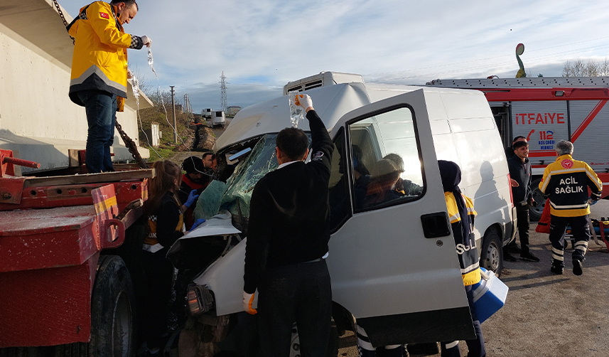 Samsun'da depremzede ailenin aracı tırla çarpıştı! 5 yaralı