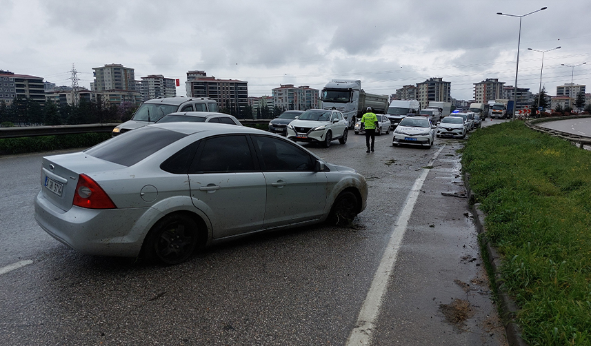 Yağmurdan kayganlaşan yolda kaza! Trabzon plakalı araçlar birbirine girdi