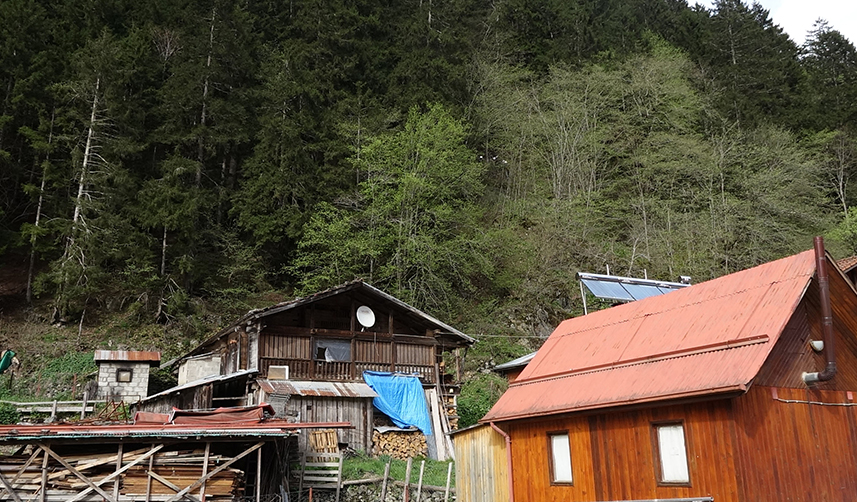Trabzon'un turizm merkezi Uzungöl'de kaya tehdidine çelik bariyerli önlem