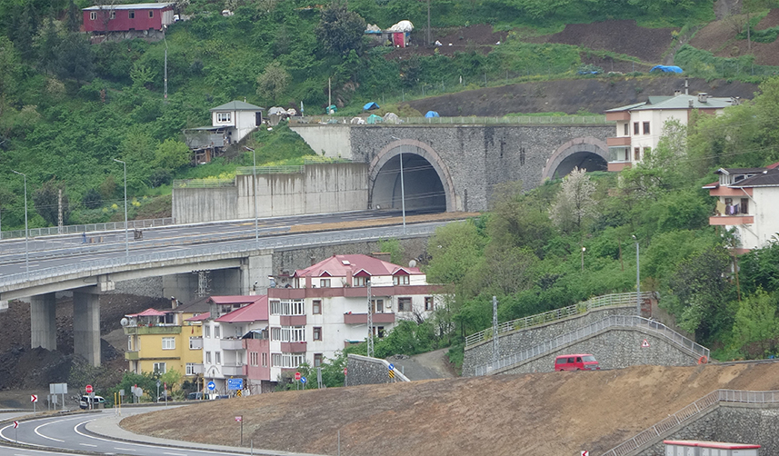 Türkiye'nin en maliyetli yolları arasında! Trabzon'daki o yolun yapımı sürüyor