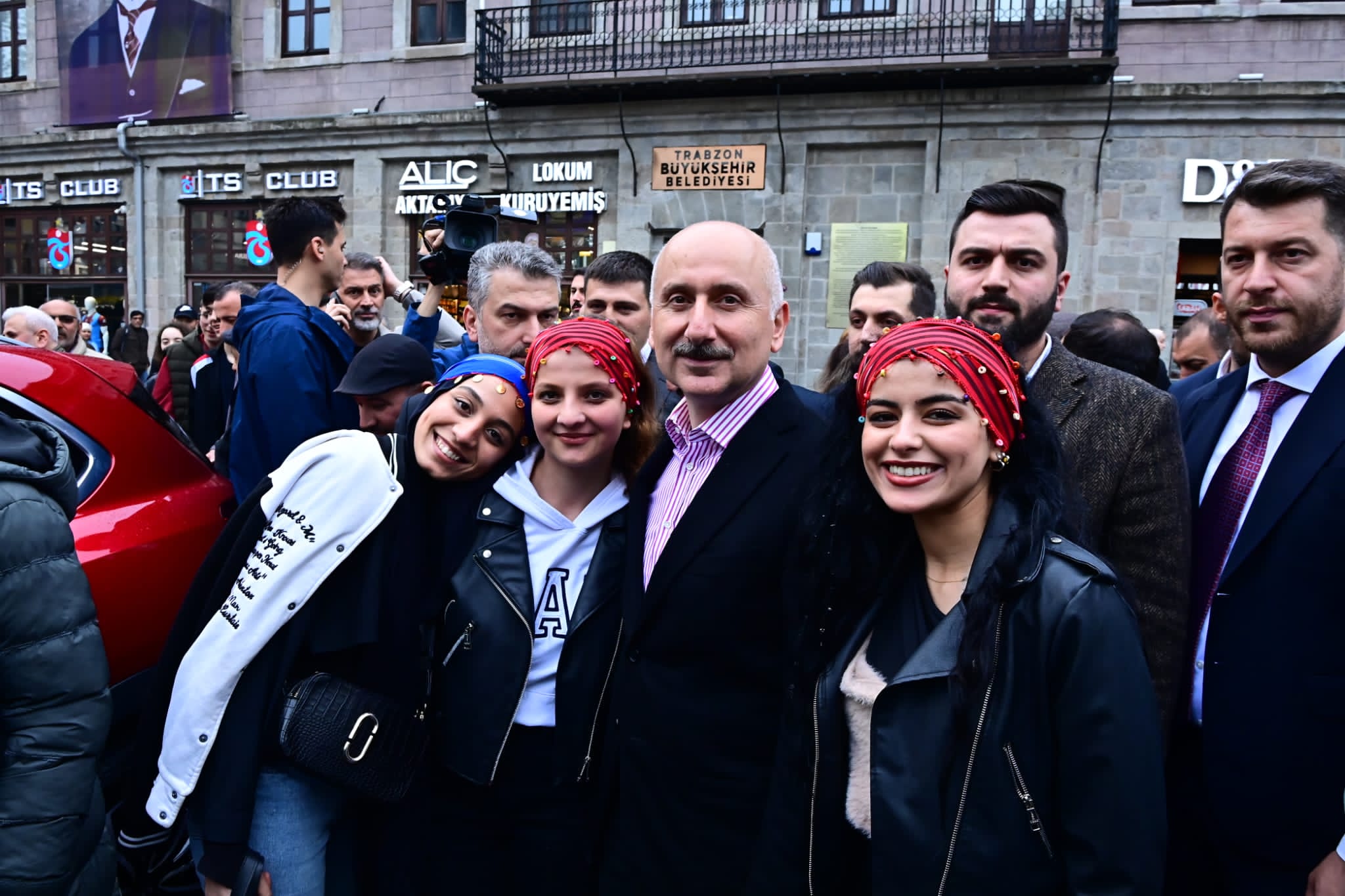 Bakan Karaismailoğlu Trabzon'da vatandaşlarla bayramlaştı